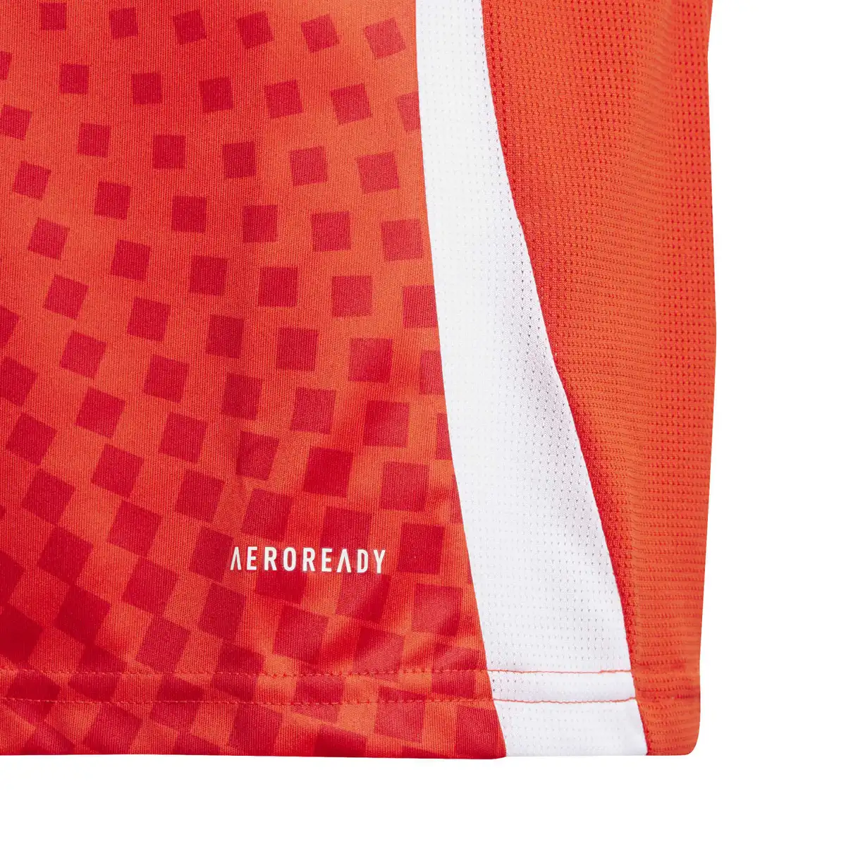 IP8453_6_APPAREL_Photography_Detail_View_3_white.webp