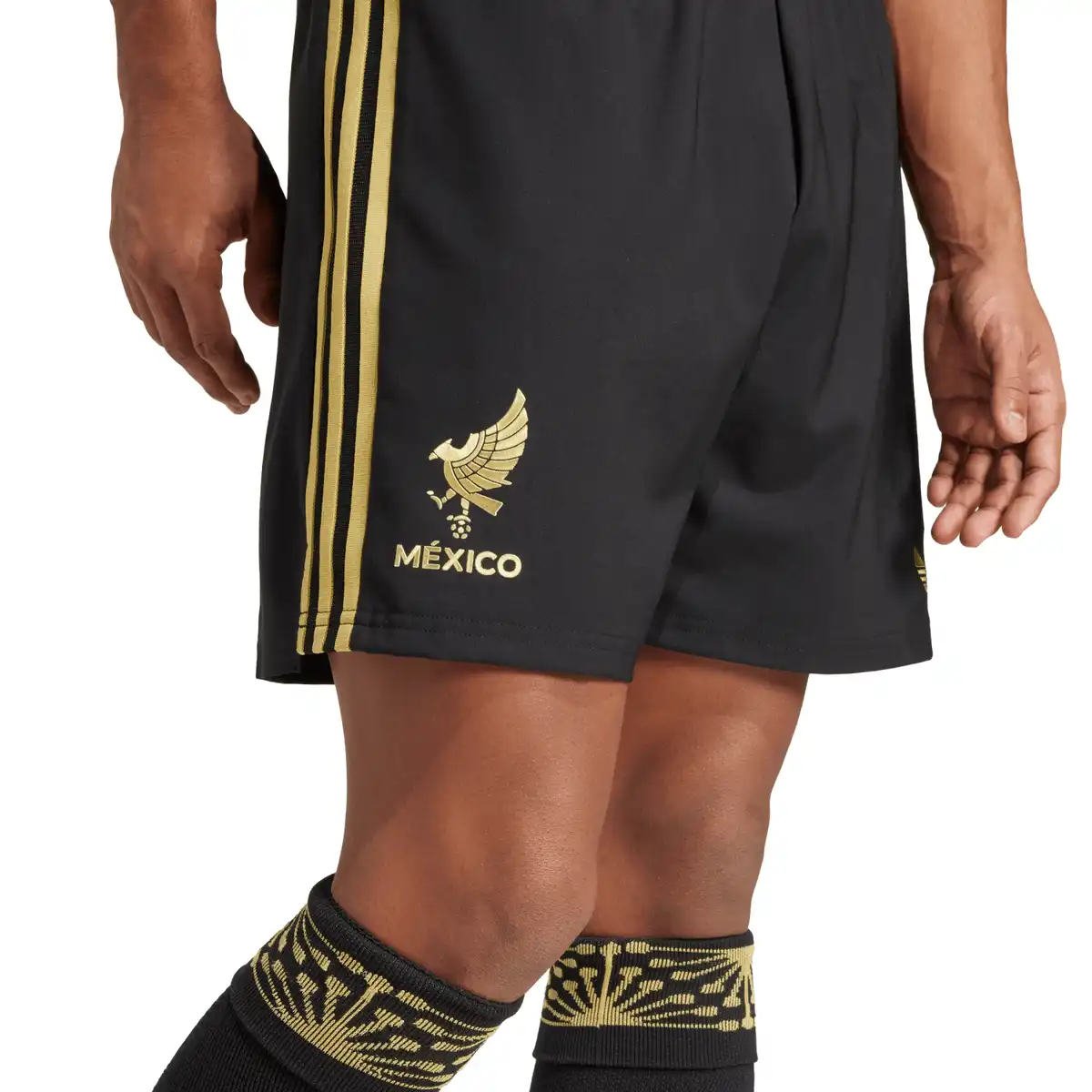 JF0390_6_APPAREL_On_Model_Detail_View_1_white.webp