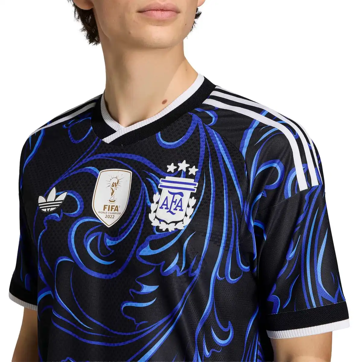JM5901_7_APPAREL_On_Model_Detail_View_1_white.webp