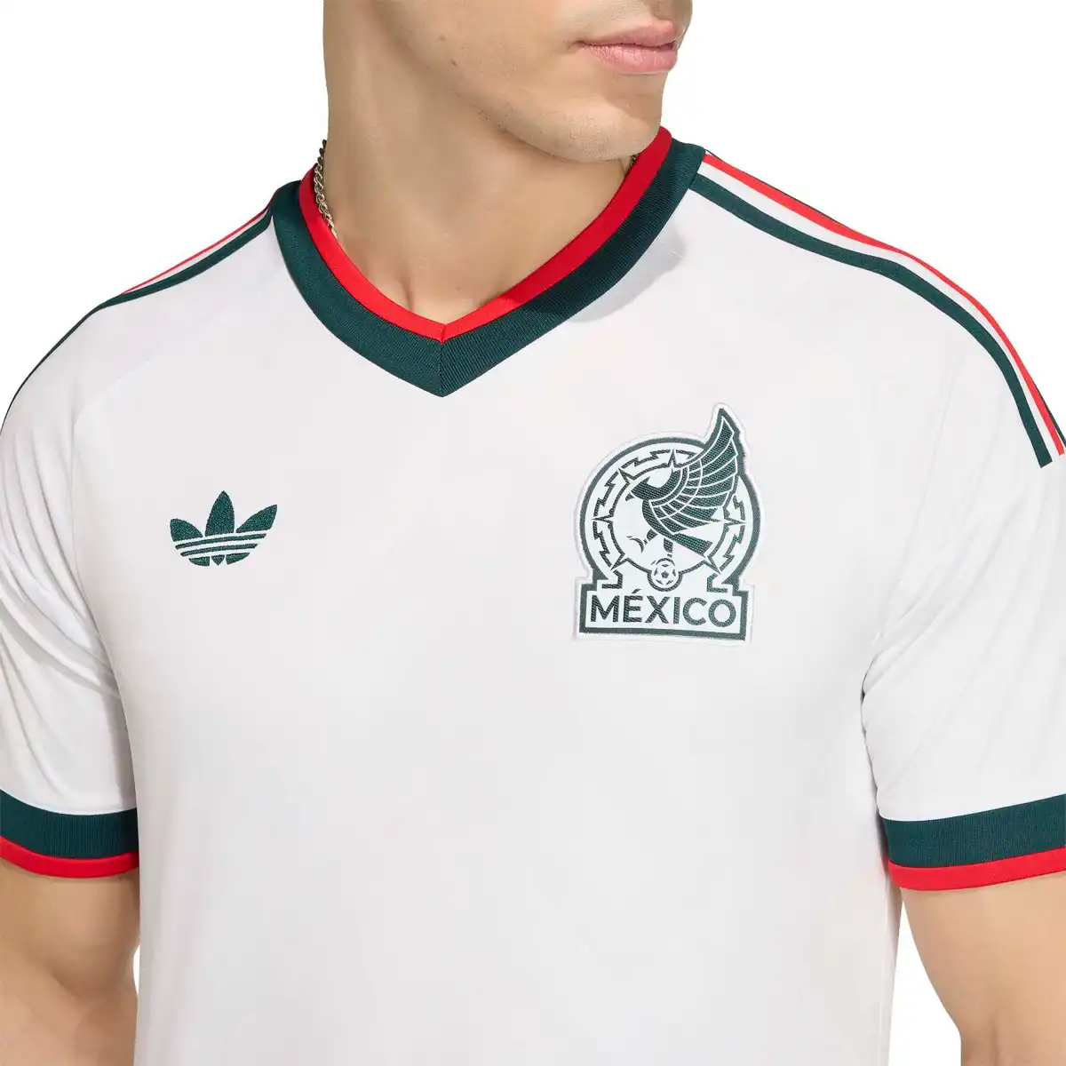 JY5538_8_APPAREL_On_Model_Detail_View_2_white.webp